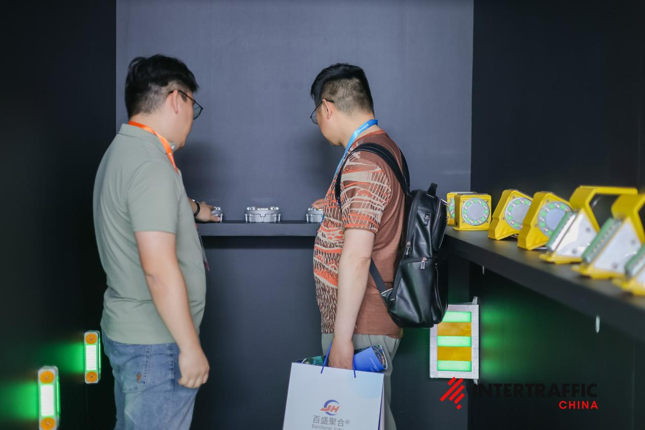 怎样通过智慧照明提升城市交通的效率和安全性？