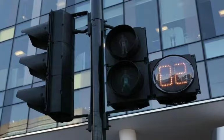 交通技术展|智能红绿灯懂得“看车放行”让城市更文明